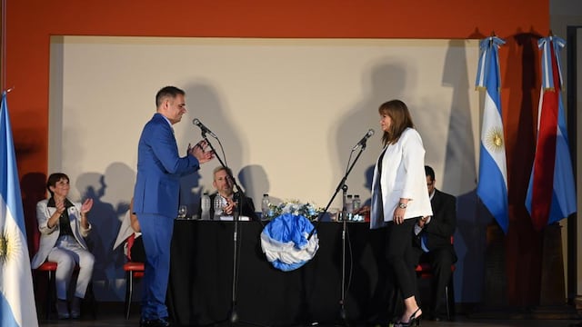 Davico toma juramento a la titular de la Secretaria de Inversiones y Desarrollo Cra. Estela Valentina Miño