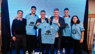 Luis Fabián Artime con jugadores y jugadoras de Belgrano, en la renovación del convenio con Sanos Salud.