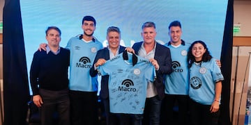 Luis Fabián Artime con jugadores y jugadoras de Belgrano, en la renovación del convenio con Sanos Salud.