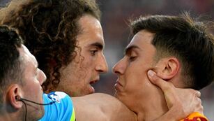 Dybala y Guendouzi protagonizaron un altercado en el partido Roma - Lazio.