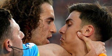 Dybala y Guendouzi protagonizaron un altercado en el partido Roma - Lazio.