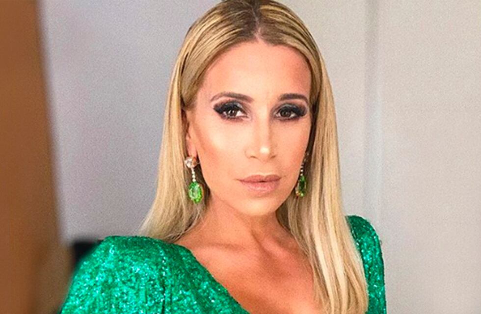 Desde la cama, Flor Peña posó con la remera levantada y en ropa interior