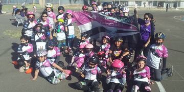Grupo de pequeñas patinadoras de Guaymallén que entrenan con Marta.