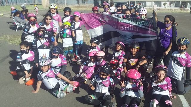 Grupo de pequeñas patinadoras de Guaymallén que entrenan con Marta.