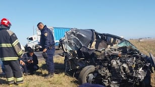 Así quedó la camioneta luego de chocar contra el camión. (Policía)
