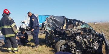 Así quedó la camioneta luego de chocar contra el camión. (Policía)