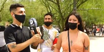 Fatima Segovia en la fila del casting, siendo entrevistada por un movilero del Canal 9.