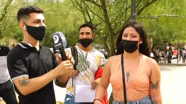 Fatima Segovia en la fila del casting, siendo entrevistada por un movilero del Canal 9.