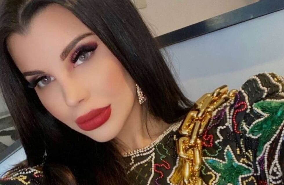 Frente al espejo, Charlotte Caniggia encendió Instagram con un sastrero rojo pero sin nada abajo