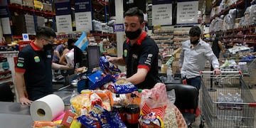 La firma del acuerdo de precios que pretende cerrar este lunes el Gobierno con el sector privado, pondría fin al congelamiento y buscaría ajustar los precios de forma trimestral, con "correcciones" mensuales. Foto: Orlando Pelichotti/Los Andes.