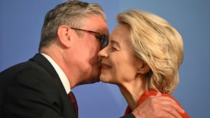 Durante las reuniones sociales, la forma de saludar transmite mensajes sobre el respeto y la disposición hacia los demás.