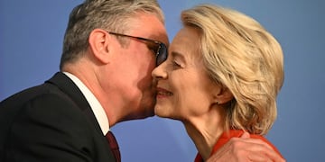 Durante las reuniones sociales, la forma de saludar transmite mensajes sobre el respeto y la disposición hacia los demás.