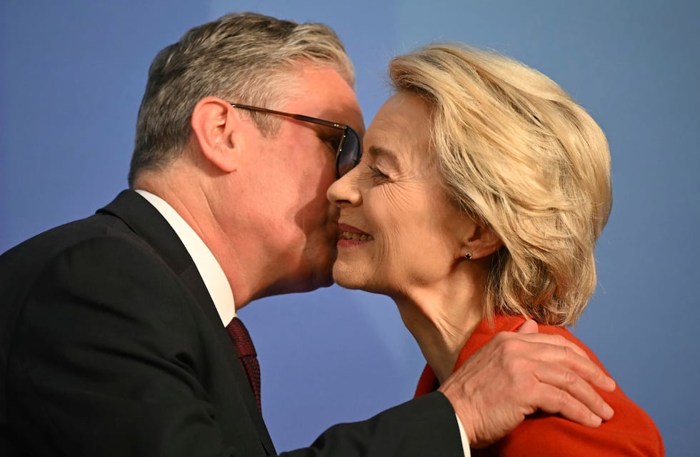 Qué quiere decir que una persona no se levanta de la silla para saludar, según la ciencia