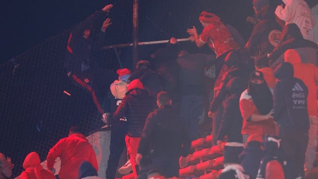 El momento en que empujan al hincha chileno
