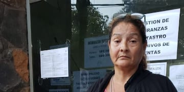 Raquel Cambiaso -  Se encadenó pidiendo a la justicia que le restituyan su propiedad luego de que les hayan golpeado, robado y usurpado