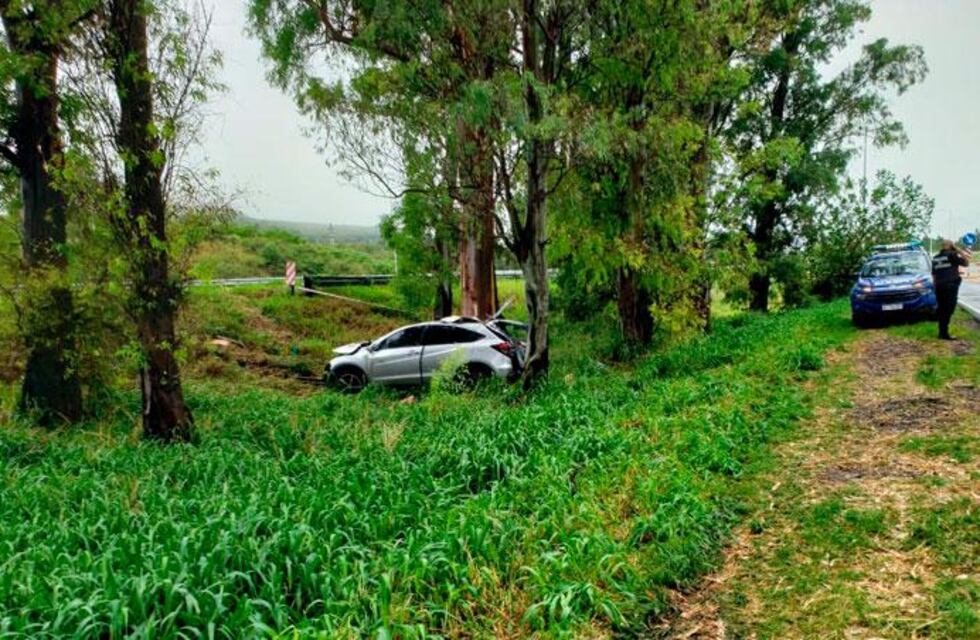 Un hombre falleció tras despistar con su vehículo y chocar contra un árbol en la autopista Córdoba-Carlos Paz