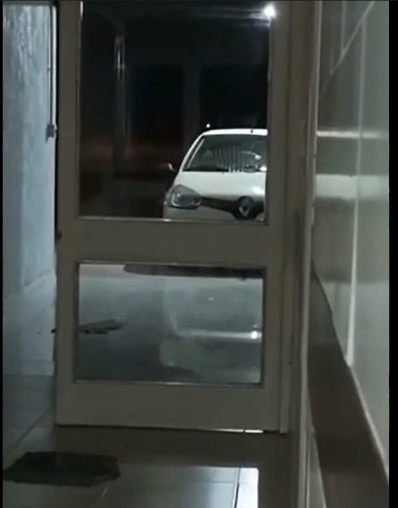 La inesperada aparición en un auto que dejó sin palabras a un médico que hacía guardia