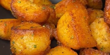 Los secretos para hacer las mejores papas al horno: crocantes por fuera y suaves por dentro.