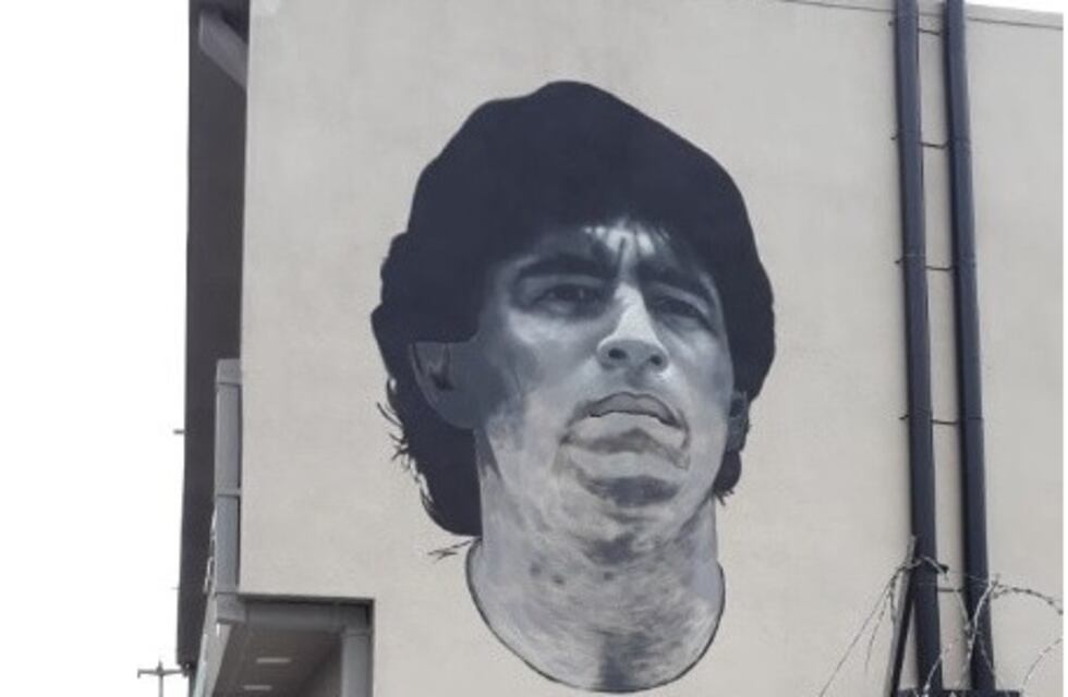 Pintó a Emiliano Sala, a Di María y ahora realiza un increíble mural de Maradona
