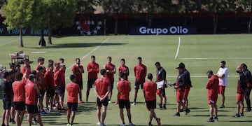 Minuto de silencio del plantel de Newell's por Maradona