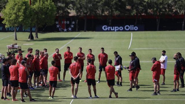 Minuto de silencio del plantel de Newell's por Maradona