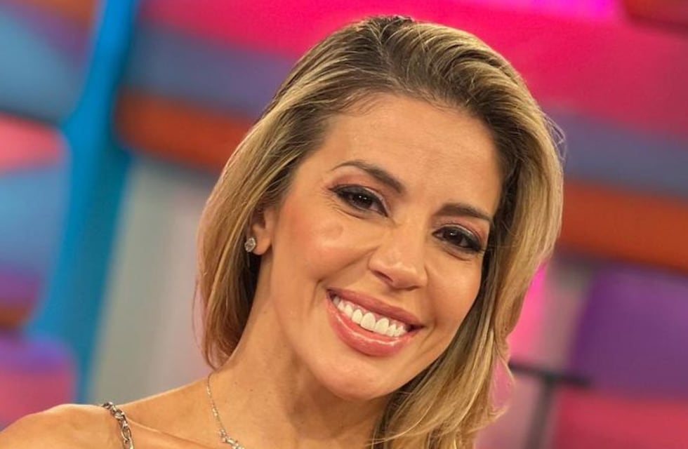 Virginia Gallardo presumió su figura con un traje de baño multicolor y se robó todas las miradas