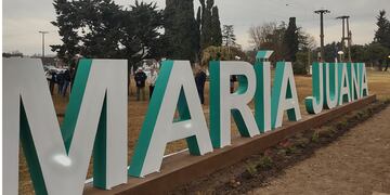 Cartel identificatorio con letras corpóreas de María Juana