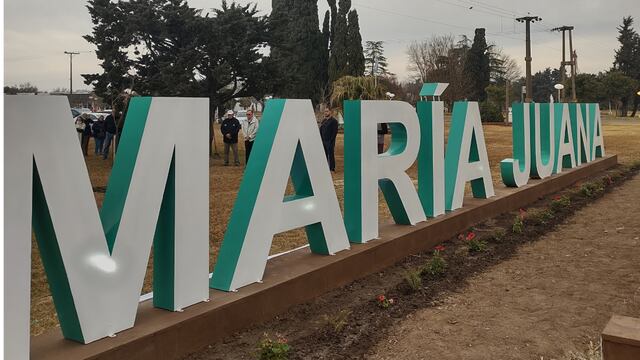 Cartel identificatorio con letras corpóreas de María Juana
