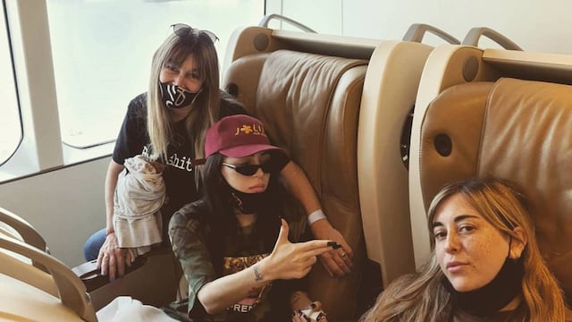 La autora de "Wapo traketero" suele viajar con su madre y su hermana Micaela Cucco.