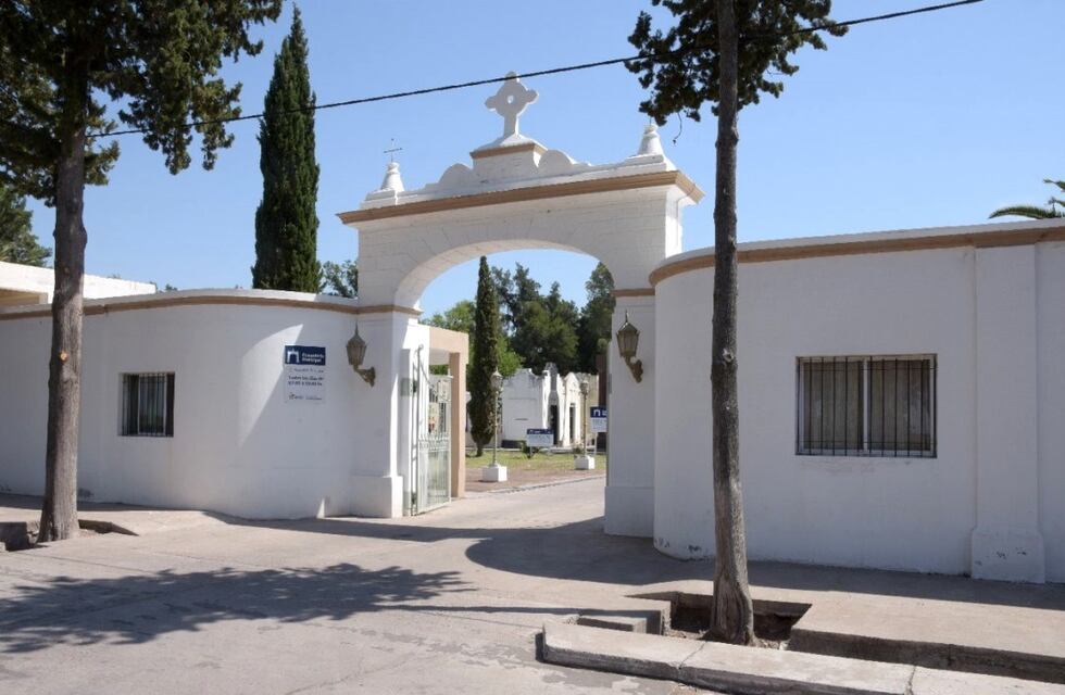 Por el Día de los Fieles Difuntos extendieron el horario de visita en el cementerio en Alvear