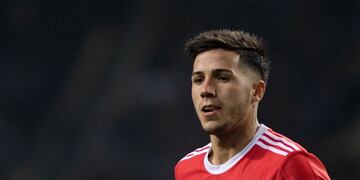 El mediocampista del Benfica viajó a la Argentina para celebrar el Año Nuevo con su familia, lo que generó el malestar en el equipo portugués. (Instagram)