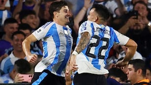 El festejo de Julián Álvarez y Lautaro Martínez por el 3-0 de Argentina ante Bolivia. (Olé)