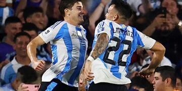 El festejo de Julián Álvarez y Lautaro Martínez por el 3-0 de Argentina ante Bolivia. (Olé)