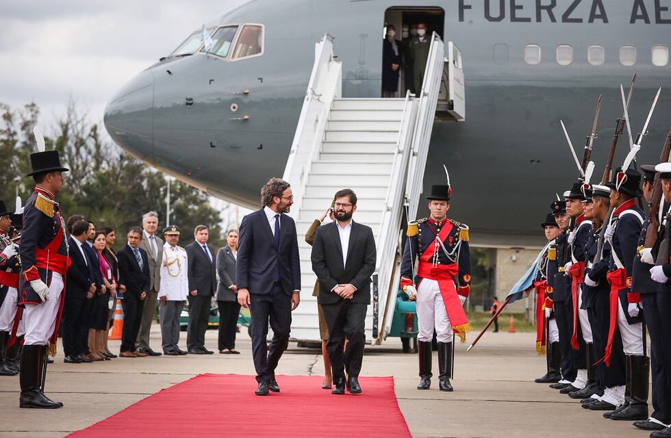 Gabriel Boric visita la Argentina: fue a una librería en Palermo y se llevó cinco libros de reconocidos autores