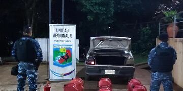 Retienen un auto con tanque modificado y repleto de bidones con combustible en Puerto Iguazú