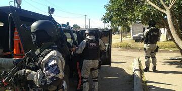 Los detuvieron con estupefacientes, armas y municiones en barrio Cooperativa Suquía.