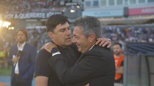 Aquel encontronazo quedó atrás. Frank Kudelka recibió un cálido abrazo de Alexander Medina en al previa del Talleres-Huracán (Javier Ferreyra / La Voz)