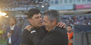 Aquel encontronazo quedó atrás. Frank Kudelka recibió un cálido abrazo de Alexander Medina en al previa del Talleres-Huracán (Javier Ferreyra / La Voz)