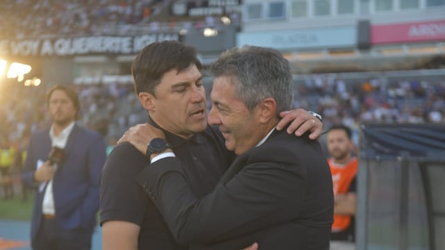 Aquel encontronazo quedó atrás. Frank Kudelka recibió un cálido abrazo de Alexander Medina en al previa del Talleres-Huracán (Javier Ferreyra / La Voz)