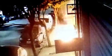Las imágenes de una cámara de seguridad en el momento del ataque a la sede del diario ubicada en la calle Piedras. Foto Los Andes.