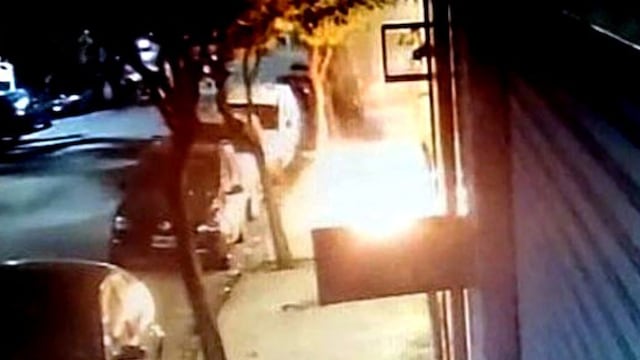 Las imágenes de una cámara de seguridad en el momento del ataque a la sede del diario ubicada en la calle Piedras. Foto Los Andes.