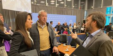 De izquierda a derecha, los diputados de la UCR por Mendoza Pamela Verasay, Julio Cobos y Lisandro Nieri