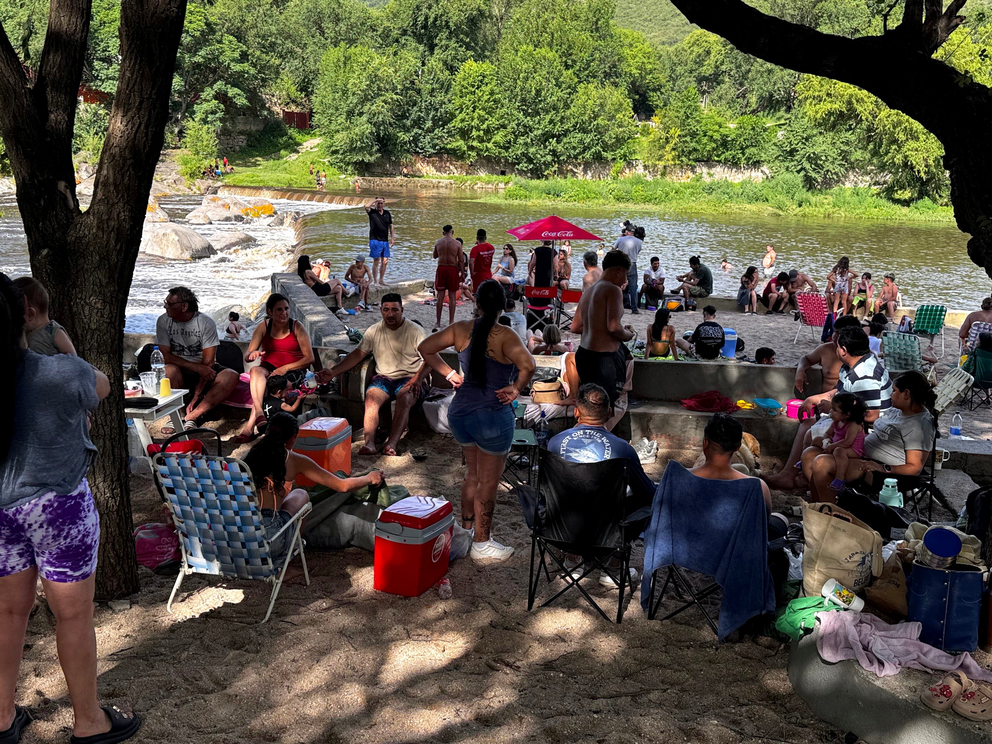 Playas de Oro en Carlos Paz se llenó de turistas buscando sol y río en la Navidad. (Yanina Aguirre / La Voz)