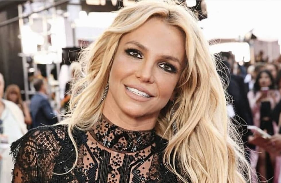Britney Spears se llevó todas las miradas al danzar frente a la cámara en crop top y bombacha