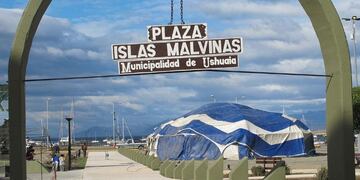 Junto al Beagle. En la Plaza Islas Malvinas se recordará el 30° aniversario de la guerra contra Inglaterra (Télam).