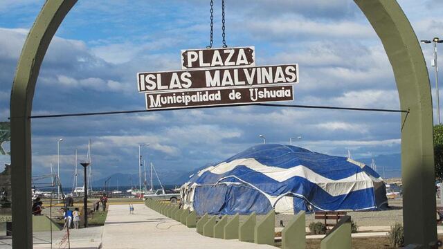 Junto al Beagle. En la Plaza Islas Malvinas se recordará el 30° aniversario de la guerra contra Inglaterra (Télam).