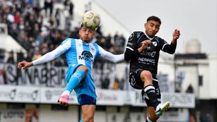 Agustín Palavecino (GyEJ) volvió al gol para que su equipo venza por la mínima diferencia al "Albo" en un reñido encuentro, en Buenos Aires.