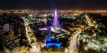 Así quedó iluminado el árbolito de Navidad del Faro del Bicentenario en Córdoba.