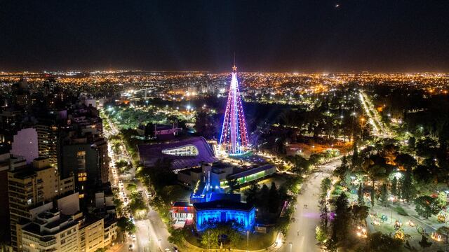 Así quedó iluminado el árbolito de Navidad del Faro del Bicentenario en Córdoba.