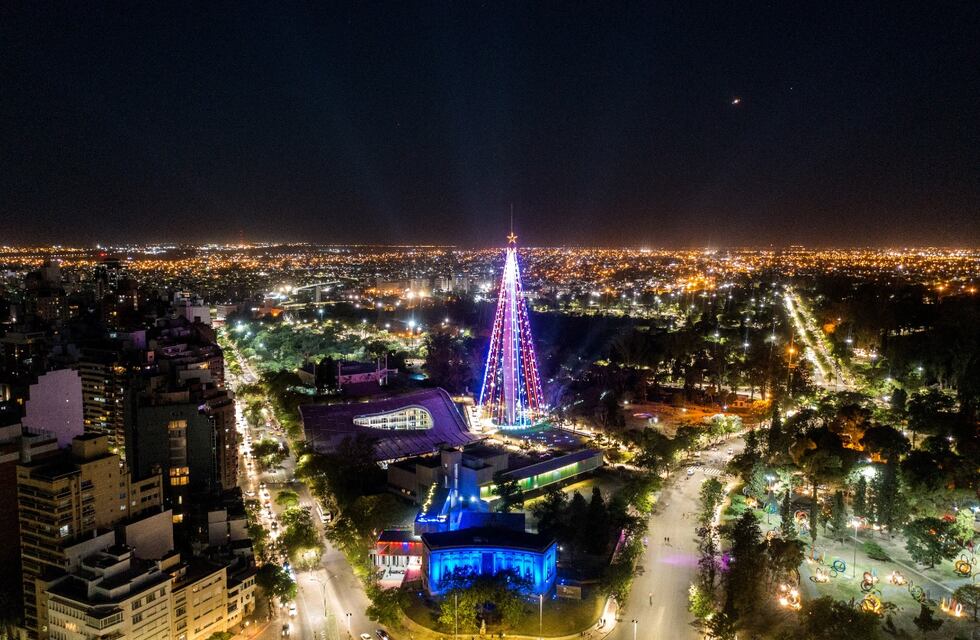En fotos: así quedó el arbolito de Navidad del Faro del Bicentenario en Córdoba